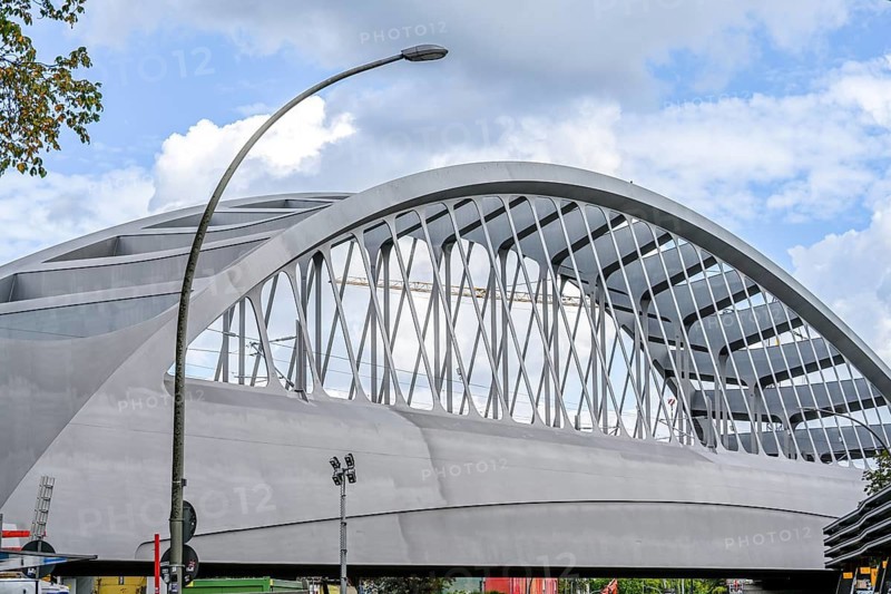 New star bridge diagonally across the Max-Brauer-Allee and Stresemannstraße road junction as the leading railway bridge in the Hamburg districts of Altona-Altstadt and Sternschanze in Altona, Hamburg, Germany