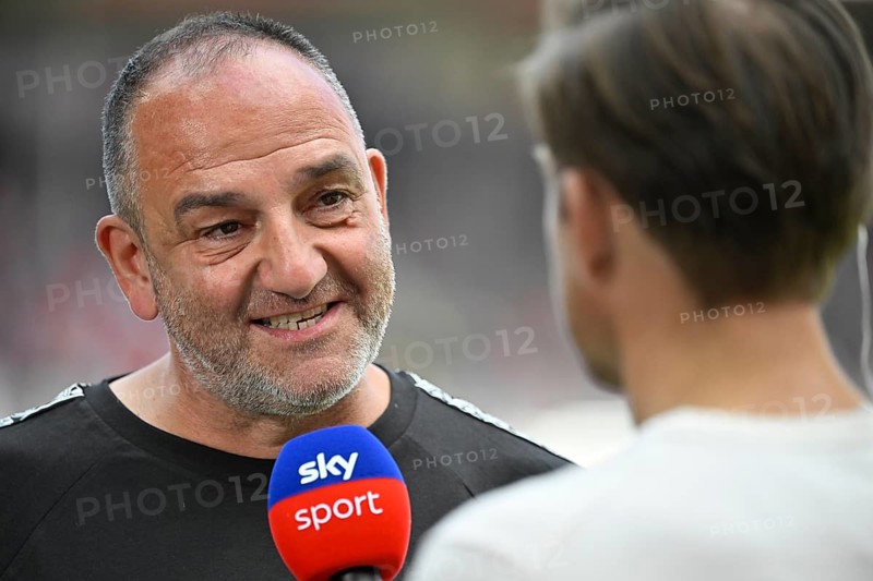 Coach coach Frank Schmidt 1. FC Heidenheim 1846 FCH portrait in interview microphone micro logo SKY soccer, Bundesliga, rain, Allianz Arena, Munich, Bavaria, Germany