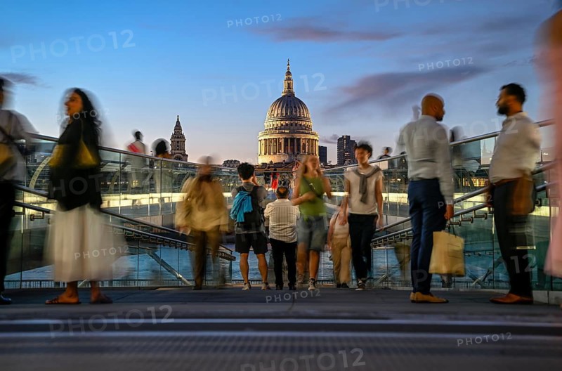 Evening scene on the Millennium Bridge over the Thames, blue hour, in the background St Paul's Cathedral, City of London, London, England, Great Britain, Great Britain