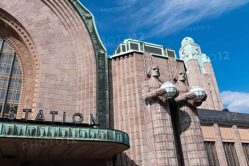Steinmänner oder Kivimiehet, Männer mit Globus, by Emil Wikström, entrance to Helsinki Central Station or Helsingin päärautatieasema, Finland
