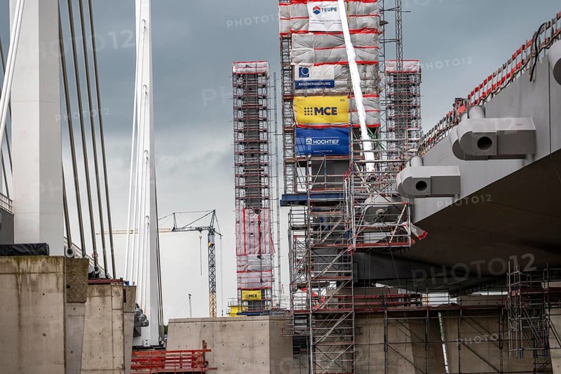 New construction of the second Neuenkamp motorway bridge of the A40, across the Rhine near Duisburg, parallel to the existing first bridge, the bridge pillars have already been partially built, the first bridge segments have already been completed and have already been moved towards the river on both sides of the Rhine, complete completion is planned for 2028, North Rhine-Westphalia, Germany