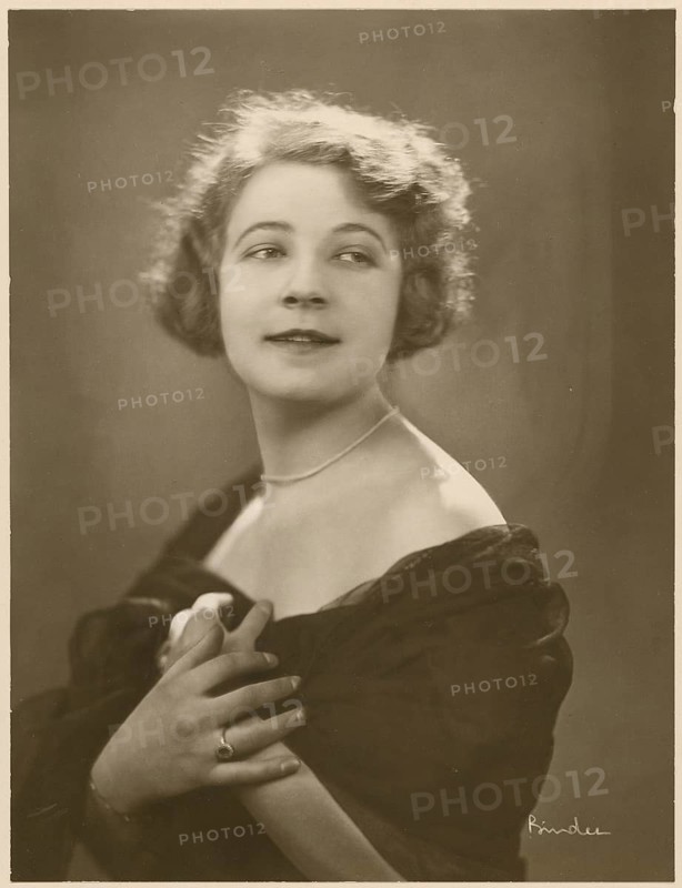 Fashion, Berlin, twenties, portrait of woman in retro style. Elegant, thoughtful appearance with a dark dress and fine jewelry, Alexander Binder, 1888-1929, March 1925