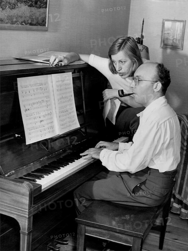 Kurt Weill at the piano with his woman Lotte Lenya at home on 17 August 1942. Kurt Weill (2 March 1900 in Dessau – 3 April 1950 in New York) is one of the most important composers of the 20th century. He became world-famous, particularly through his collaboration with Bertolt Brecht. As he was of Jewish descent, he fled to the USA via Paris and London in 1933. He went on to become one of the most successful musical theatre composers on New York's Broadway. His most famous works were *The Threepenny Opera* (1928) and *The Rise and Fall of the City of Mahagonny* (1930) . New York, USA