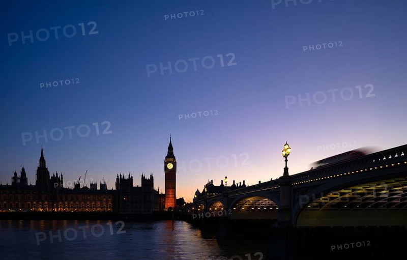 Night view, Thames, double-decker bus. Bus rides on Westminster Bridge, motion effect, long exposure, Houses of Parliament, Parliament building, Elizabeth Tower, tower with bell Big Ben, Palace of Westminster, Westminster Palace, Westminster, London, blue hour, England, Great Britain, Great Britain