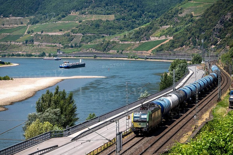 On the right bank of the Rhine between Rüdesheim and Koblenz, one of the busiest railway lines in Europe, around 250 trains, including over 150 freight trains, run on the train ticket around the clock daily, extreme noise pollution for residents, some of whom live a few meters away from the train line, it will be completely closed for half a year in July 2026 and to renovate and modernize the line in many places, between Lorch and Aß Mannshausen, Rhineland-Palatinate, Germany