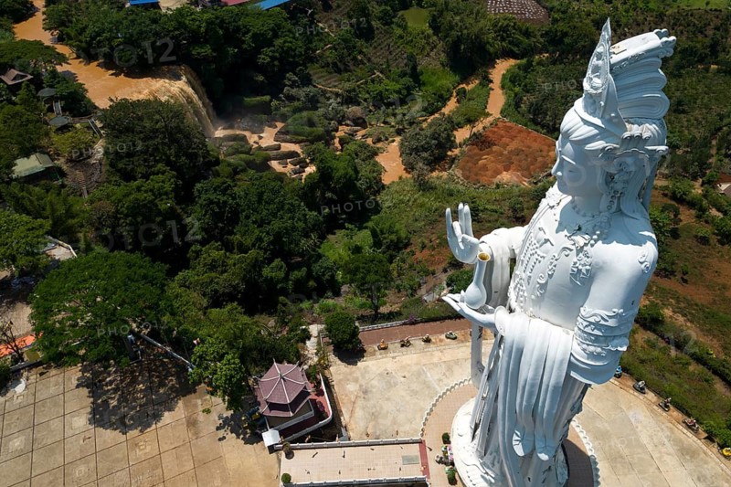 Elephant waterfall (Thác Voi) 30 metre high and 15 metre wide waterfall in Nam Ban, about 25 km southwest of Dalat with temple complex Linh ?n Pagoda and female Buddha statue, Guan Yin statue, Lam Ha District, Lâm Ð?ng Province, Vietnam