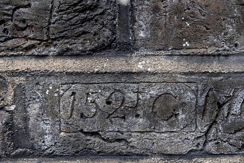 Secret London. A carved collar number reading 152 G, denoting an officer of the Metropolitan Police's G Division, is scratched into a stock brick along Myddelton Passage in Clerkenwell, part of a wall of historic nineteenth century police graffiti. London, England, United Kingdom