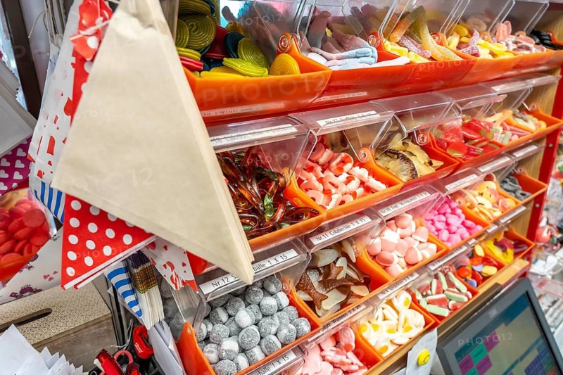 Sweets from the Klümpchenwand, with a total of 96 different sweets of all kinds, which are put together individually for the customer, in the Mummel kiosk, in Gelsenkirchen-Erle, typical Ruhr area Büdchen, Trinkhalle, the kiosk has existed since 1938 and, according to the operator, has the largest clump wall in the Ruhr area, North Rhine-Westphalia, Germany