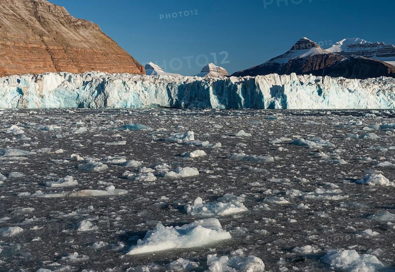 Glacial ice, Ossian Sarsfjellet, Colletthogda, two of the three mountains known as Tee Kroner (Three Crowns), Kronebreen or Kronengletscher Glacier, Kongsfjord or Kongsfjorden, the Svalbard archipelago, Svalbard, Norway