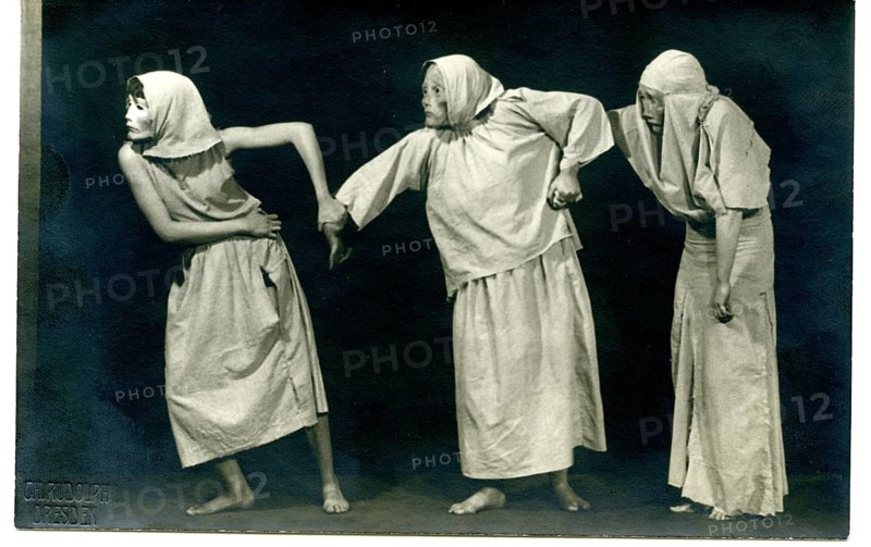 Dance, expressive dance, Mary Wigman, tan group, costume, dance of death, Dresden, twenties, three actors in a dramatic, mask-like pose in black clothing on a stage, Charlotte Rudolf, around 1928