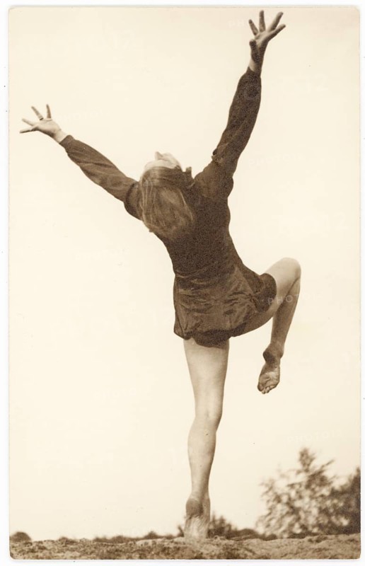 Dance, Tanzschule Bertold Schmidt, Berlin, Kurfürstenstr. 19, education, Jewish, emigration, twenties, A woman jumps into the air with outstretched arms, full of expression and freedom, around 1930