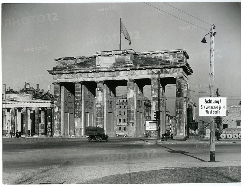 Berlin, Mitte, end of war, sector border, West Berlin, The Brandenburg Gate in front of the construction of the Berlin Wall with a warning sign in the foreground, around 1948