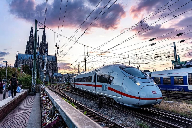 The Hohenzollern Bridge across the Rhine, railway bridge, ICE train leaves the main station, heads east, Cologne Cathedral, North Rhine-Westphalia, Germany