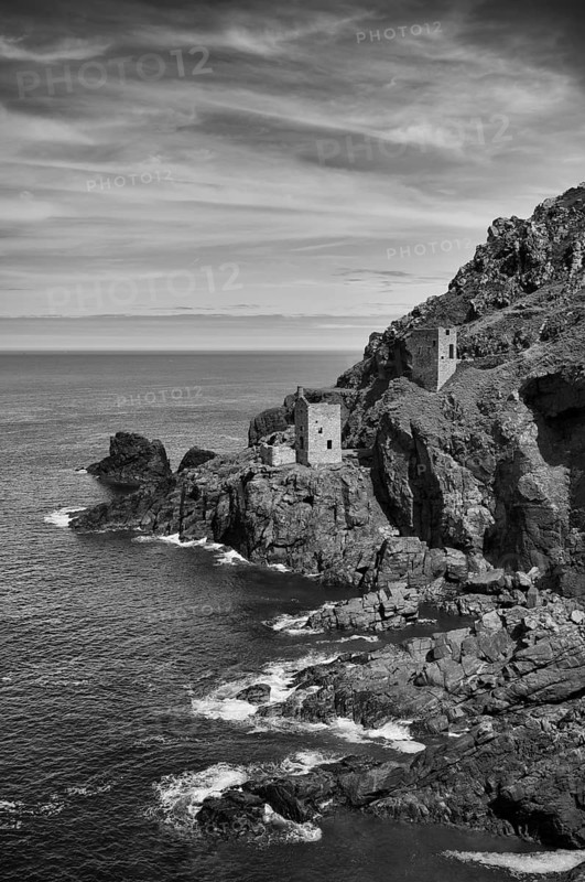 Ruin, Crown Mine engine houses, Botallack Tin Mine, tin mine, tin mine, mining, Pendeen, Trewellard near St Just in Penwith, black and white, coast, cliffs, Cornwall, England, Great Britain, Great Britain