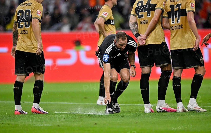 Referee Sören Storks draws line with free kick spray, for free kick, soccer, Bundesliga, Allianz Arena, Munich, Bayern, Germany
