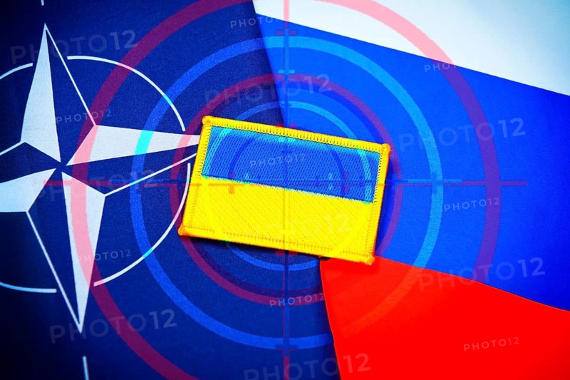Flags of NATO, Russia and Ukraine with crosshairs, symbolic photo of standstill of Ukraine talks and tense security situation, photo montage +++ editorial use only