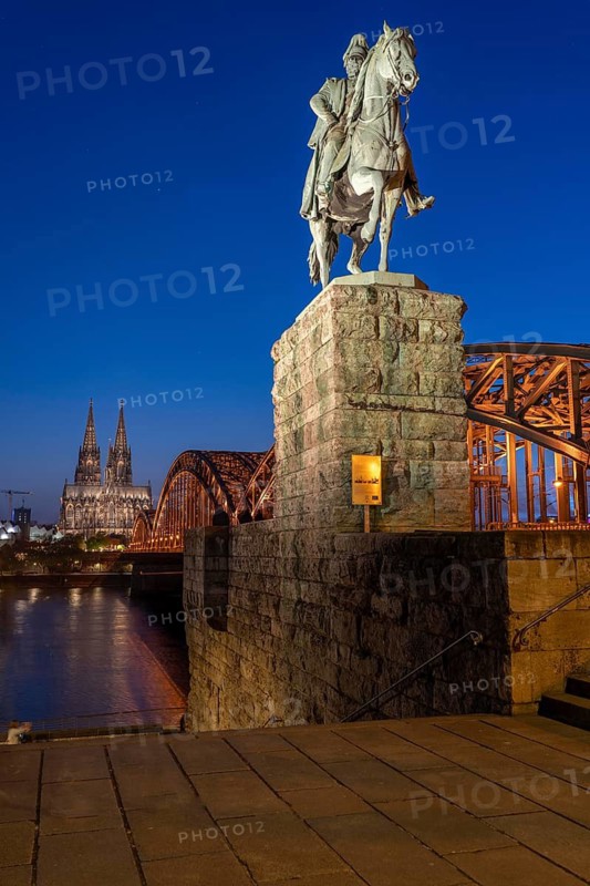 Cologne Cathedral, has been shining in new light since Easter 2025, the old metal halide lamps have been replaced by over 700 modern LED lamps, reducing energy consumption by around four fifths, significantly improving the quality of light and greatly reducing light emissions, 12 KM of new cables were laid for this, Hohenzollern Bridge, railway bridge over the Rhine, North Rhine-Westphalia, Germany