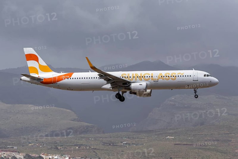 A Sunclass Airlines Airbus A321 aircraft with the license plate OY-TCF at Gran Canaria Airport, Spain