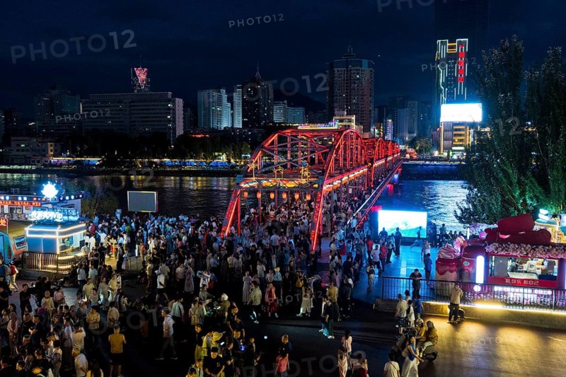 Popular festival atmosphere with thousands of Chinese visitors at the historic Zhongshan Bridge, built 1907 to 1909 with German steel from Mannheim, called the first bridge over the Yellow River under the sky by the Chinese, Silk Road, Yellow River, Huang he, Lanzhou, Gansu, China