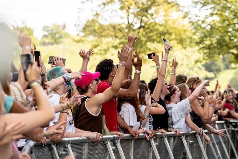Festival visitors celebrate in front of the stage at the Superbloom Festival in Munich's Olympic Park on 30.08.2026