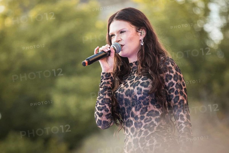Singer Ikkimel performing at the opening of CSD Berlin 2006 on 24.07.2026 at the Brandenburg Gate