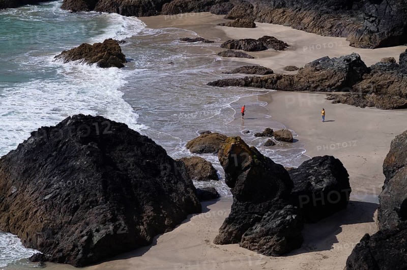 Two people on the beach, between rocks, rock formations, sandy beach, sea, Kynance Cove, Mount's Bay, Lizard Peninsula, Cornwall, England, Great Britain, Great Britain