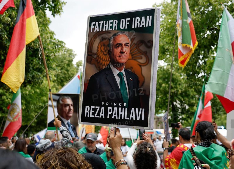 On the 250th anniversary of American independence, Iranians are demonstrating with pictures of Reza Pahlavi at the American embassy in Berlin. Iranians demand the end of the Islamist terrorist regime in Iran, 04.07.2026, Berlin, Berlin, Germany