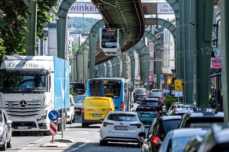 City traffic, in Wuppertal-Vohwinkel, Kaiserstraße, the Wuppertal suspension railway runs above heavy traffic, between the Vohwinkel and Bruch stops, Germany