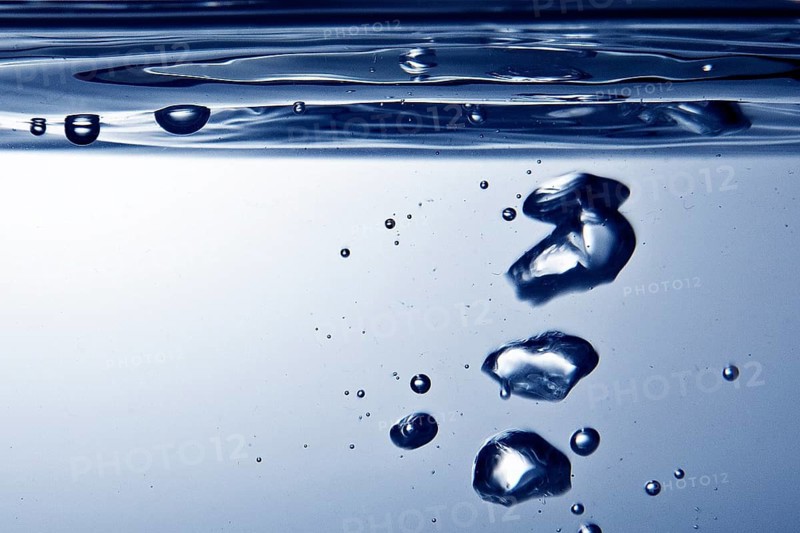Air bubbles rise to the water surface, blue duplex toning