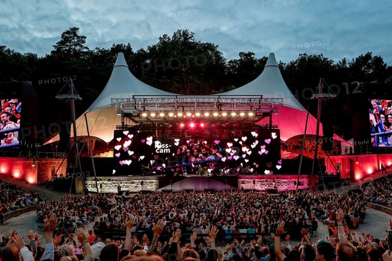 Kiss Cam with Sebastian Fitzek at 20 years of Fitzek's anniversary show at Berlin's Waldbühne on 07.08.2026