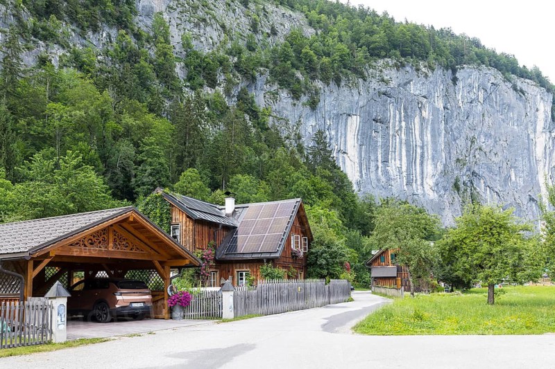 Typical residential building and carport with carvings on the gable, with Gössler Wand in the background, Gössl, Styria, Austria