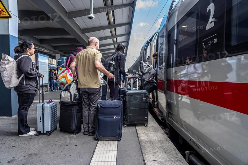 Passengers waiting, boarding an ICE long-distance train, on platform 2, Essen Central Station, North Rhine-Westphalia, Germany