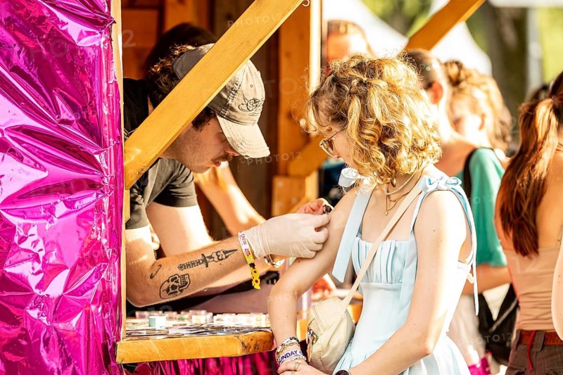 A festival visitor receives an adhesive tattoo at the Superbloom Festival in Munich's Olympic Park on 30.08.2026