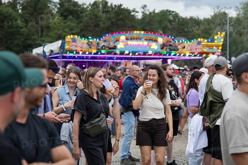 Festival visitors in front of bumper cars at the Klassentreffen Festival on the Central Fairground in Berlin on 29.08.2026
