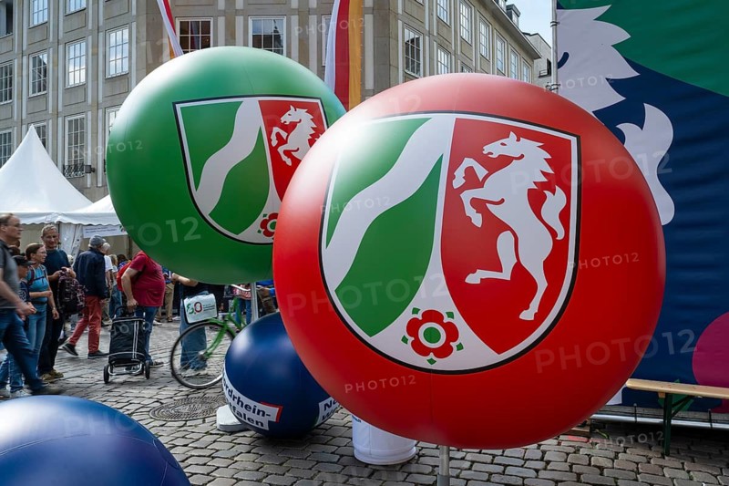 Red and green balloon with the coat of arms of North Rhine-Westphalia, North Rhine-Westphalia Day, Prinzipalmarkt, Münster, Westphalia, North Rhine-Westphalia, Germany