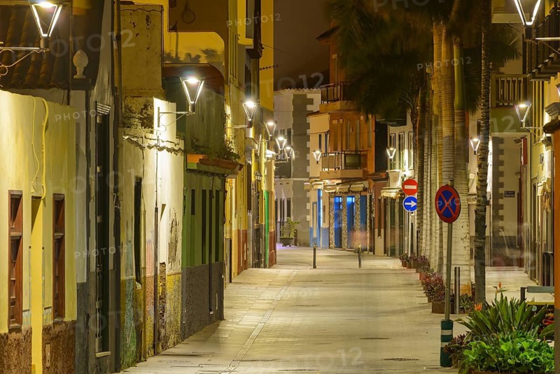 Night view of Calle Mequinez, one of the most atmospheric streets in the old fishing and harbour district of La Ranilla, Puerto de la Cruz, Tenerife, Canary Islands, Spain