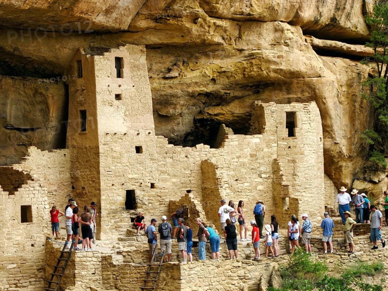 Tourist group, Cliff Palace, sandstone rock dwelling, abandoned place of worship of the Ancestral Puebloans in rock recess, cliffs, Anasazi, Pueblo culture, ruins, archaeological site, Mesa Verde National Park, Colorado, USA