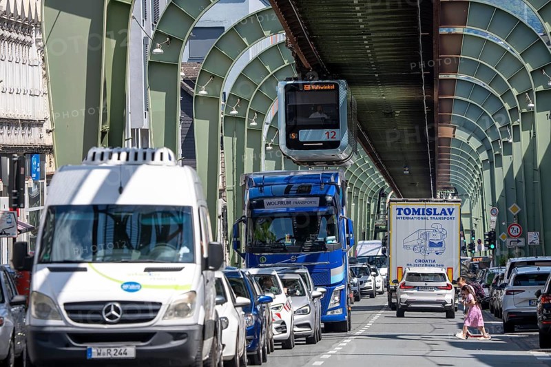 City traffic, in Wuppertal-Vohwinkel, Kaiserstraße, the Wuppertal suspension railway runs above heavy traffic, between the Vohwinkel and Bruch stops, Germany