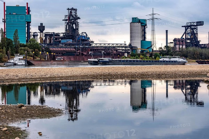 Extreme low water in the Rhine, the du-Ruhrort level was 130 cm at the time of recording, the lowest water level so far in 2018 was 153 cm, Hüttenwerke Krupp-Mannesmann, HKM, blast furnaces, cargo ships on the Rhine only travel with a significantly reduced load, view of Du-Friemersheim to Duisburg-Wanheim, North Rhine-Westphalia, Germany