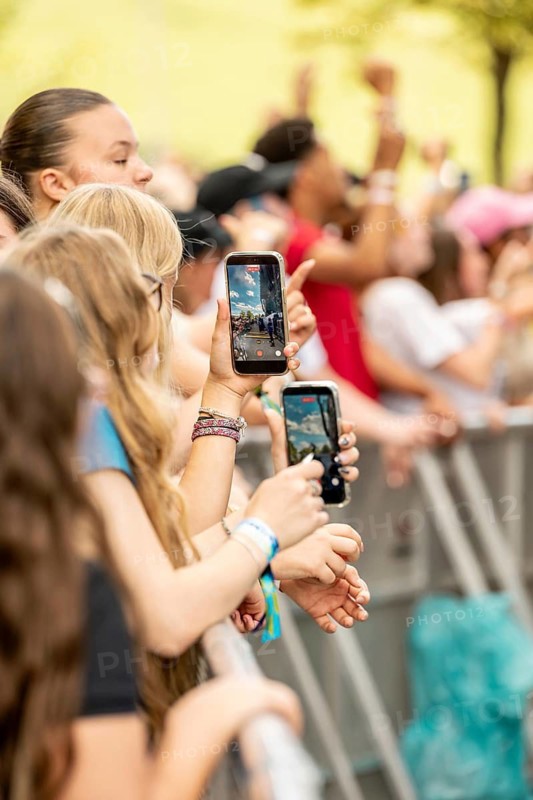 Fans film Filow's performance at the Superbloom Festival in Munich's Olympic Park on 30.08.2026