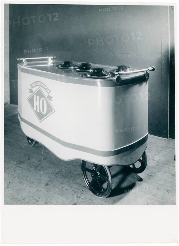 GDR, HO, GDR design, consumption, retro ice cream truck with brand logo, large metal body and several lids on hard floor, around 1956