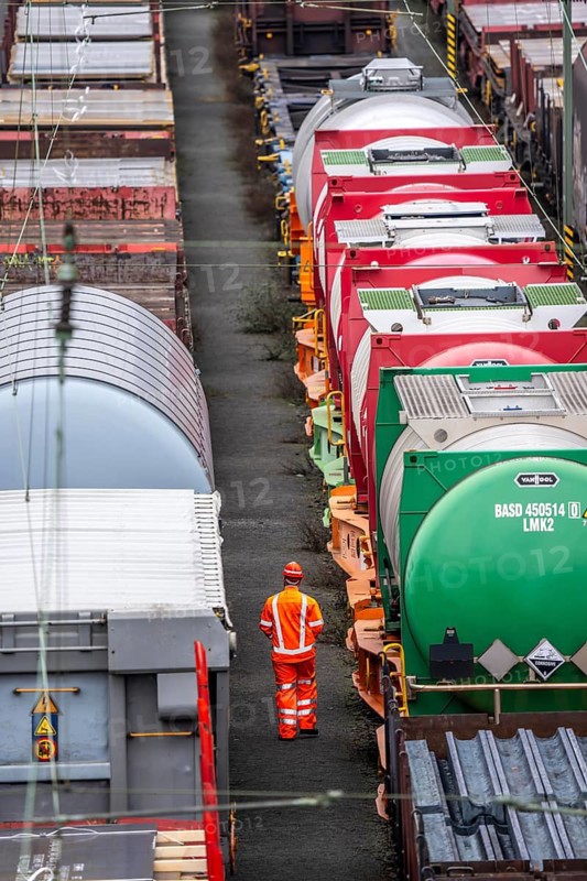 Shunters, check the assembled freight cars at the Hagen-Vorhalle marshalling yard, is one of the 9 largest in Germany, it is located on the Wuppertal-Dortmund railway line and has 40 directional tracks on which freight trains of all types are assembled, North Rhine-Westphalia, Germany