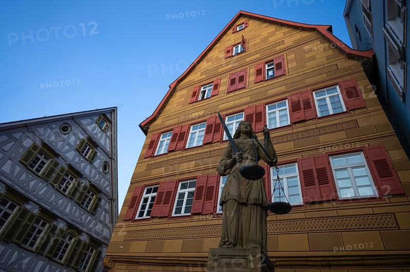 Justitia fountain, behind Taube bookstore, half-timbered houses, market square, evening atmosphere, Waiblingen, Baden-Württemberg, Germany