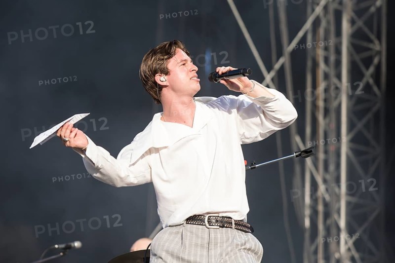 Frederik Rabe, singer of the band Giant Rooks with paper plane at Highfield Festival on Friday, Störmthaler See, 14.08.2026