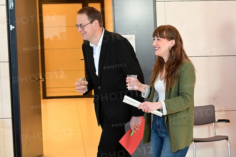Heidi Reichinnek and Sören Pellmann following their Tuesday statement from the Left Group in the Bundestag: Group leaders Sören Pellmann and Heidi Reichinnek explain their positions on current topics of the session week