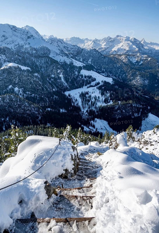 Hiking trail to Jenner summit with snow, view of snow-covered mountain panorama, Berchtesgaden National Park, Berchtesgaden Alps, Schönau am Königssee, Berchtesgadener Land, Bavaria, Germany