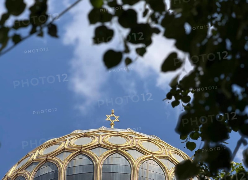 New Synagogue, Centrum Judaicum, Cultural Center, Architects: Eduard Knoblauch, Friedrich August Stüler, Orientalizing Architecture. It was inaugurated in 1866. Formerly the largest Jewish church in the city. 3000 seats. On Kristallnacht from November 9 to 10, 1938, the synagogue was set on fire. Reopened in 1995 after a restoration, but was not reconsecrated. Oranienburger Strasse 28—31, Mitte, Berlin