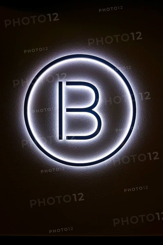 Letter B for Becks, Becks Restaurant in Reutlingen an der Kreuzeiche, home kitchen, restaurant, neon sign, lettering, night shot, Reutlingen, Baden-Württemberg, Germany
