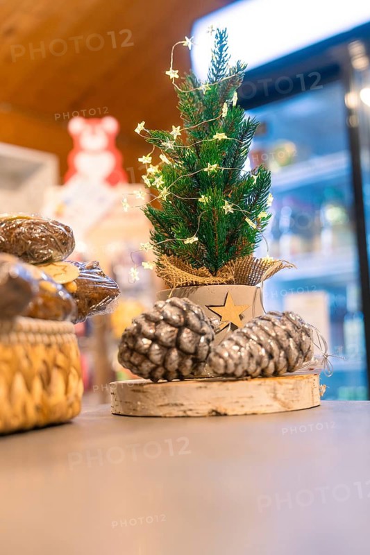 Small Christmas decoration with tree and pine cones on a counter, farm shop, Haselstaller Hof, Gechingen, Germany