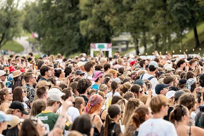 Overview of festival visitors at the Superbloom Festival in Munich's Olympic Park on 30.08.2026